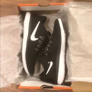 Nike women’s flex 2017 running shoe black size 5